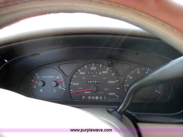 image for item 2569 2001 Ford Taurus