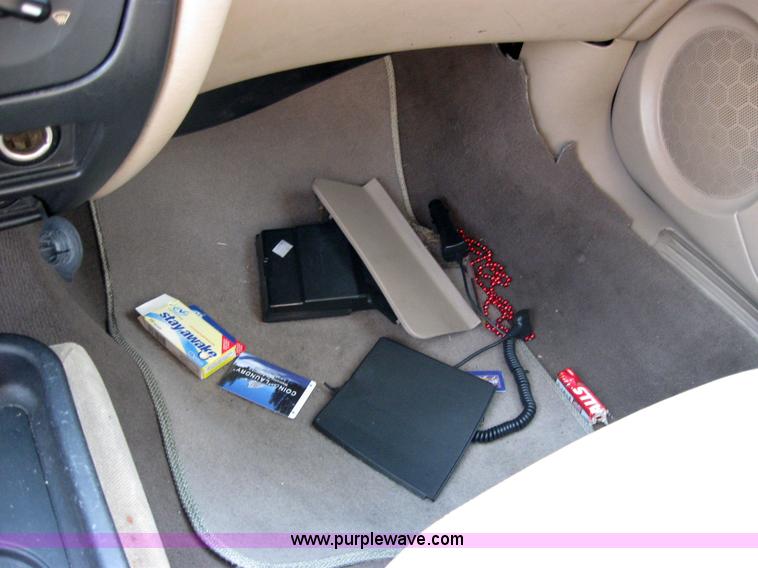 image for item 2569 2001 Ford Taurus