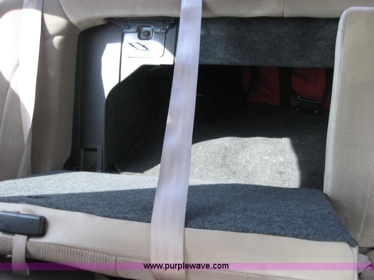 image for item 2569 2001 Ford Taurus