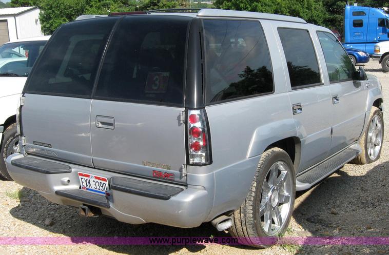 image for item 2574 1999 GMC Denali