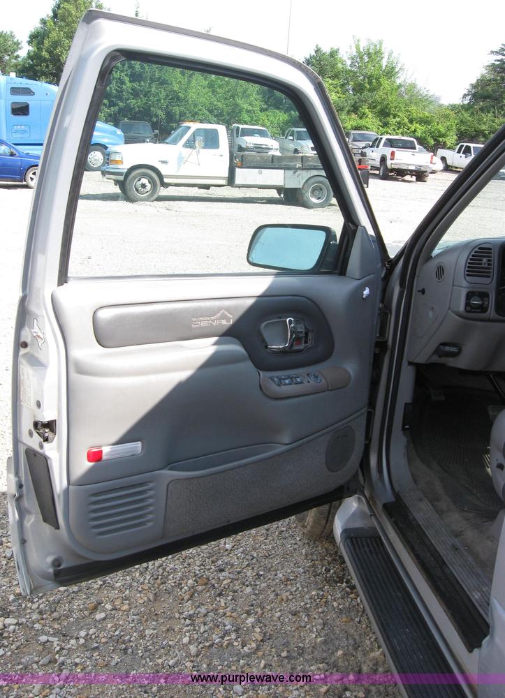 image for item 2574 1999 GMC Denali