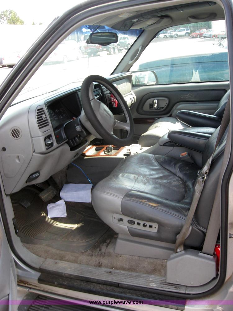 image for item 2574 1999 GMC Denali