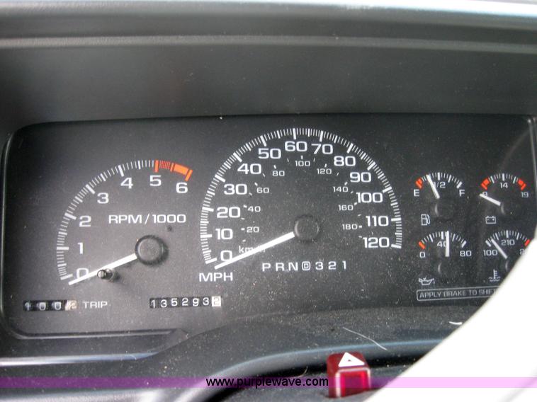 image for item 2574 1999 GMC Denali