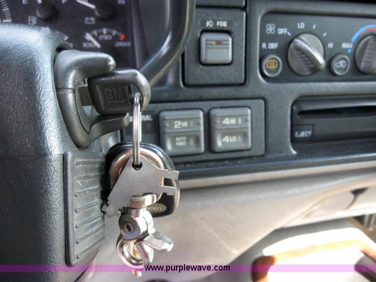 image for item 2574 1999 GMC Denali