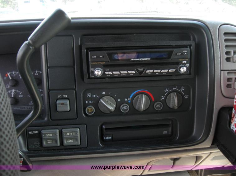 image for item 2574 1999 GMC Denali