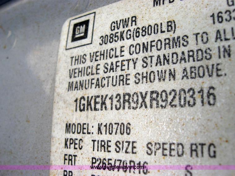 image for item 2574 1999 GMC Denali