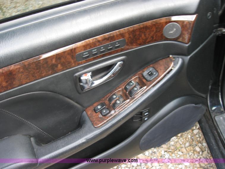 image for item 2575 2001 Hyundai XG300L