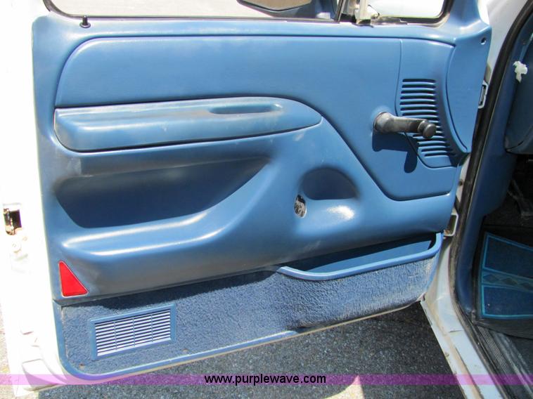 image for item 3225 1996 Ford F150 pickup truck