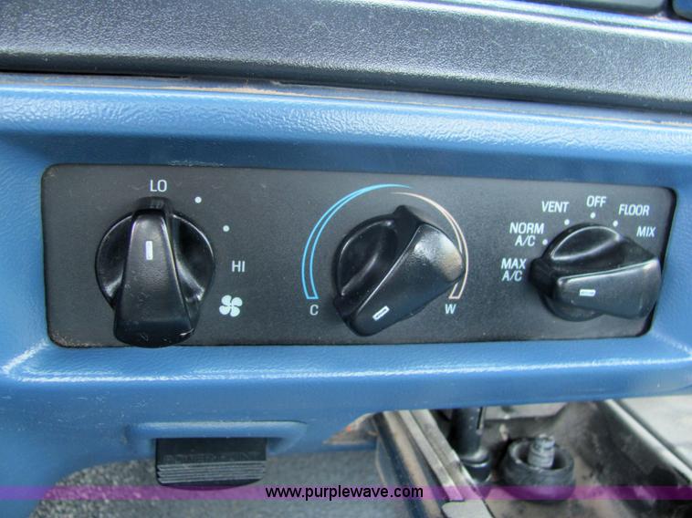 image for item 3225 1996 Ford F150 pickup truck