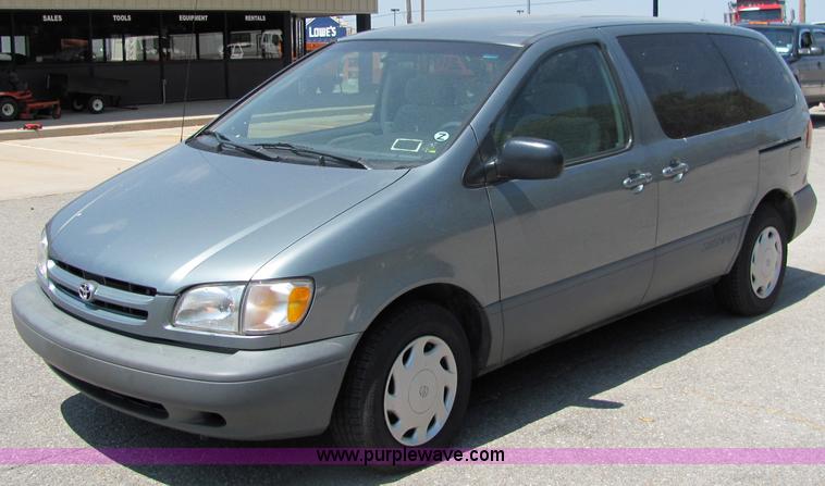 image for item 3226 2000 Toyota Sienna CE