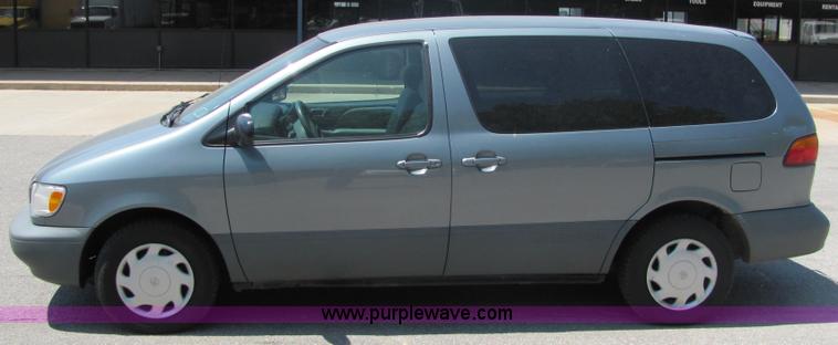 image for item 3226 2000 Toyota Sienna CE