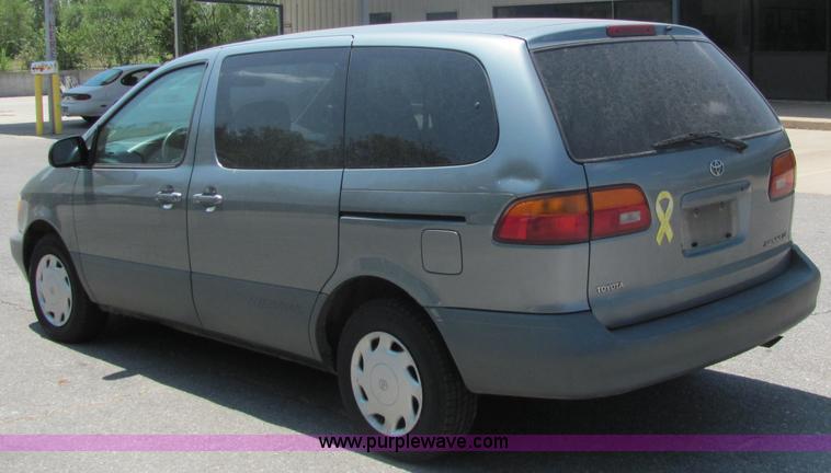 image for item 3226 2000 Toyota Sienna CE