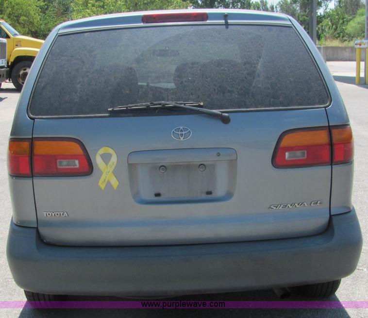 image for item 3226 2000 Toyota Sienna CE