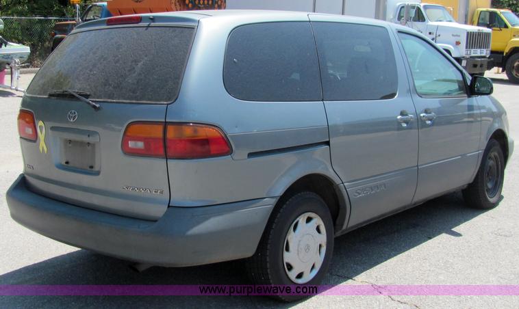 image for item 3226 2000 Toyota Sienna CE