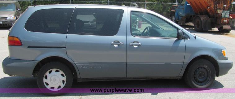 image for item 3226 2000 Toyota Sienna CE