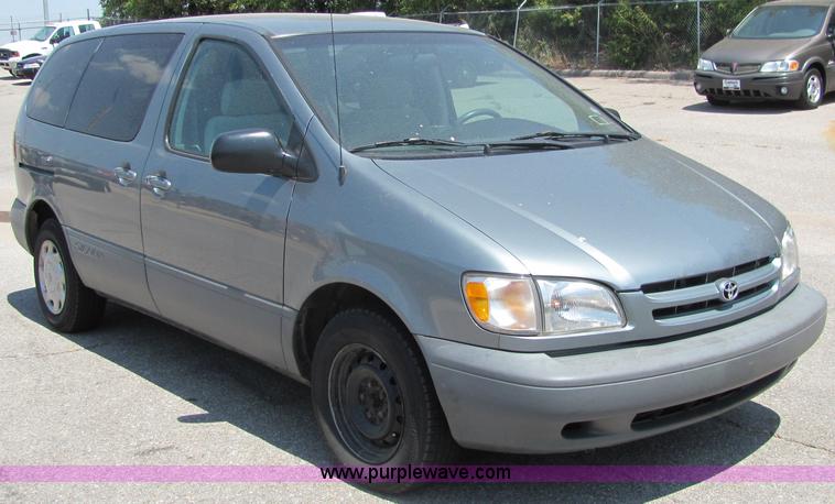 image for item 3226 2000 Toyota Sienna CE