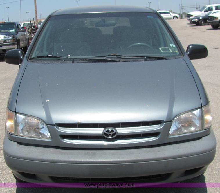 image for item 3226 2000 Toyota Sienna CE