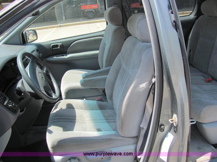 image for item 3226 2000 Toyota Sienna CE