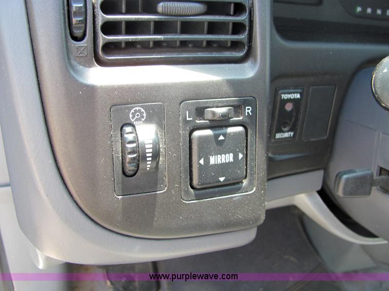 image for item 3226 2000 Toyota Sienna CE