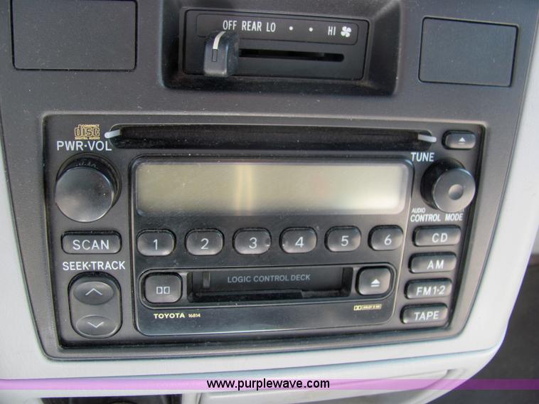 image for item 3226 2000 Toyota Sienna CE