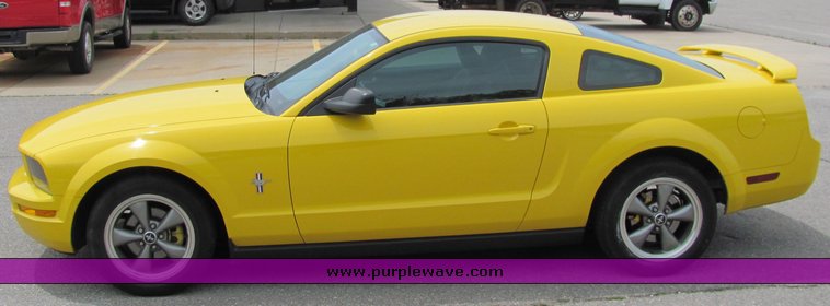 image for item 6018 2006 Ford Mustang