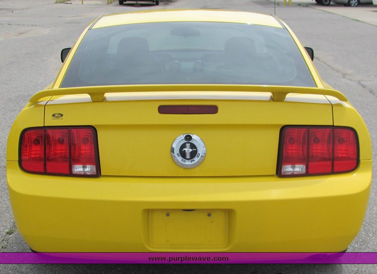 image for item 6018 2006 Ford Mustang