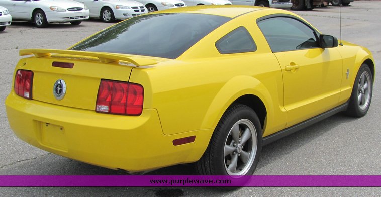image for item 6018 2006 Ford Mustang
