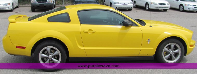 image for item 6018 2006 Ford Mustang