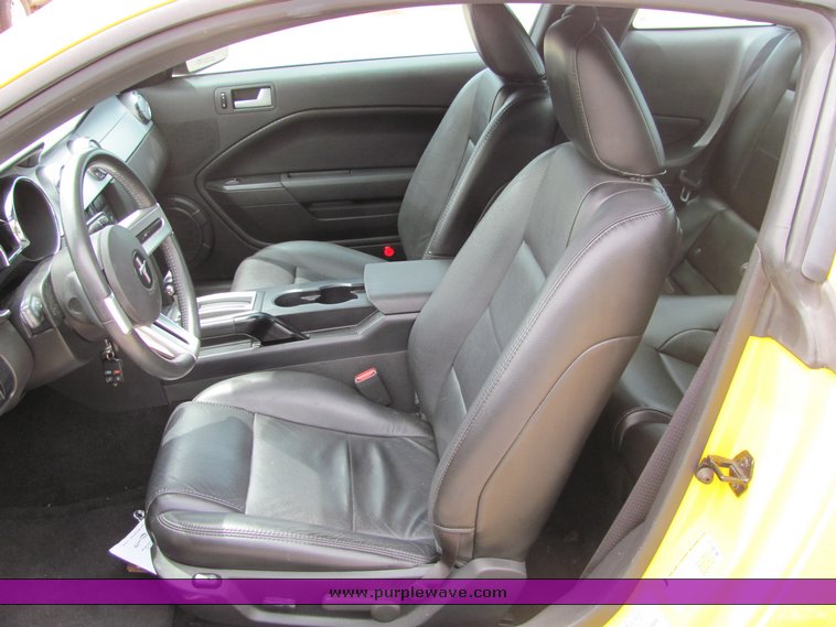 image for item 6018 2006 Ford Mustang