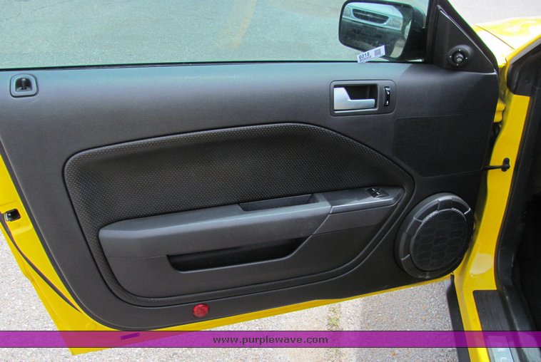 image for item 6018 2006 Ford Mustang