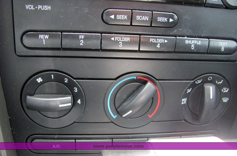 image for item 6018 2006 Ford Mustang