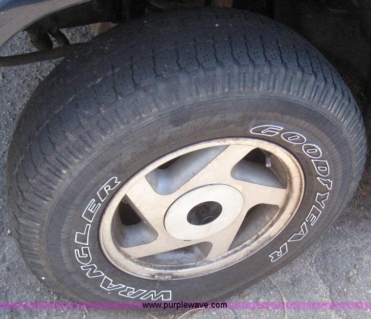 image for item 6147 1992 Ford Explorer