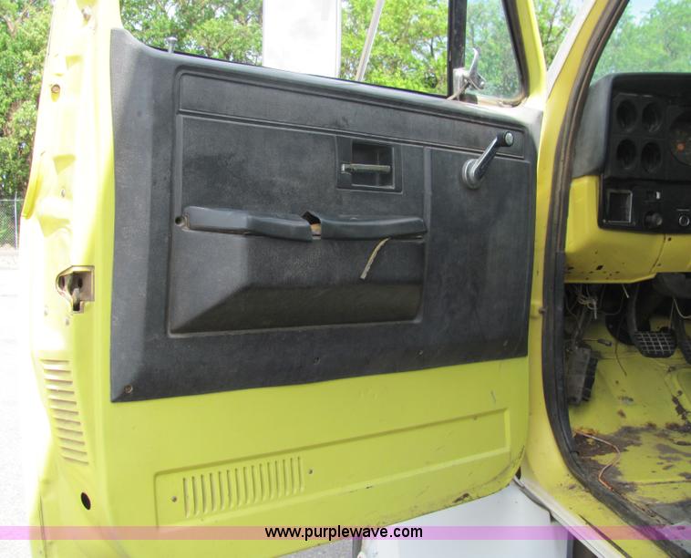 image for item 6680 1989 GMC 7000 Top Kick box truck