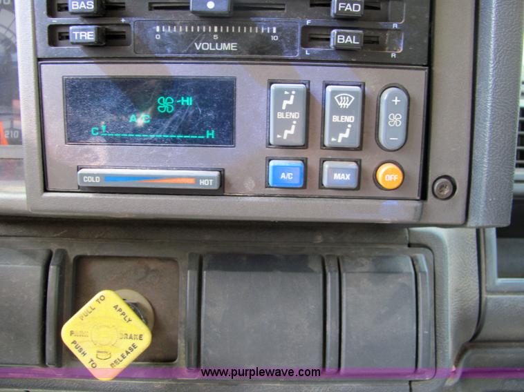 image for item 6681 1997 GMC C7H042 Top Kick box truck