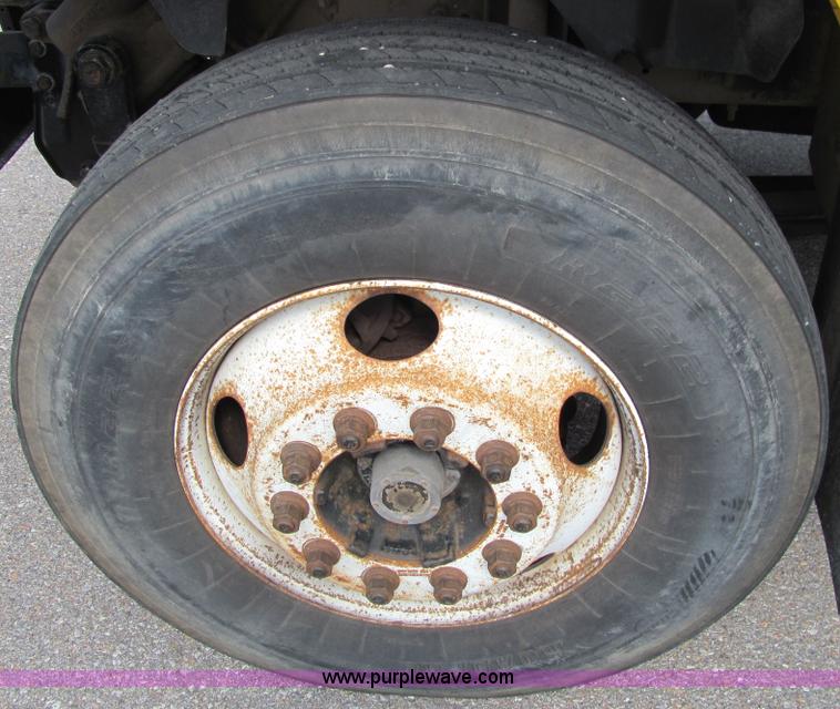 image for item 6681 1997 GMC C7H042 Top Kick box truck