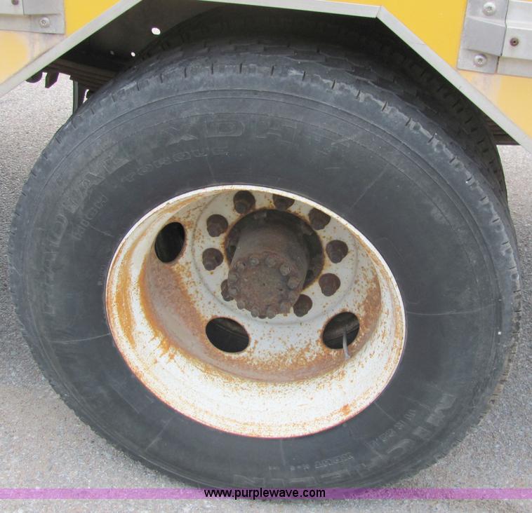 image for item 6681 1997 GMC C7H042 Top Kick box truck