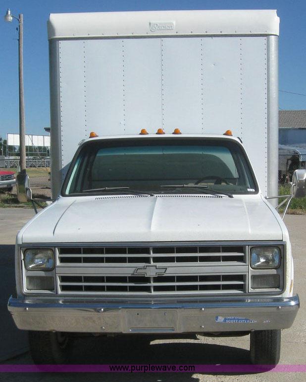 image for item 7719 1987 Chevrolet R30 Custom Deluxe box truck