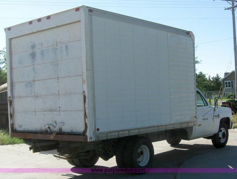 image for item 7719 1987 Chevrolet R30 Custom Deluxe box truck