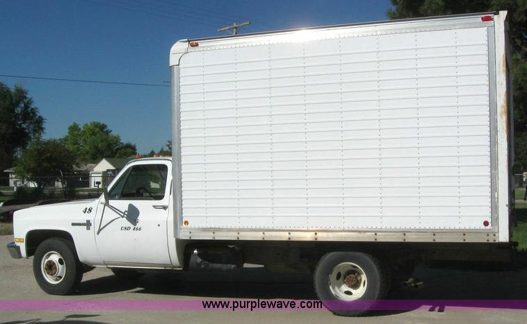 image for item 7719 1987 Chevrolet R30 Custom Deluxe box truck