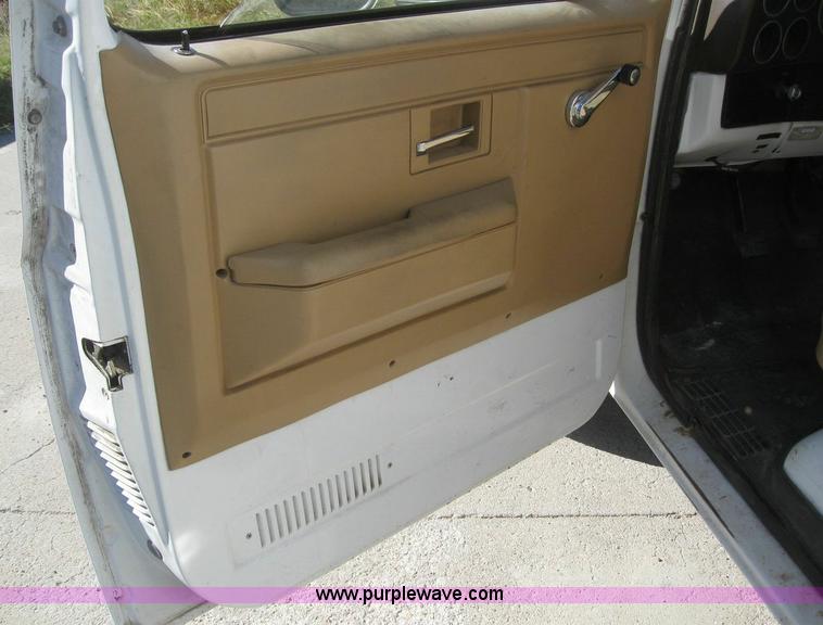 image for item 7719 1987 Chevrolet R30 Custom Deluxe box truck