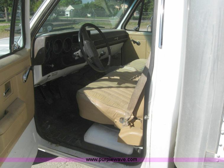 image for item 7719 1987 Chevrolet R30 Custom Deluxe box truck