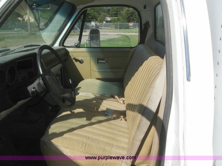 image for item 7719 1987 Chevrolet R30 Custom Deluxe box truck