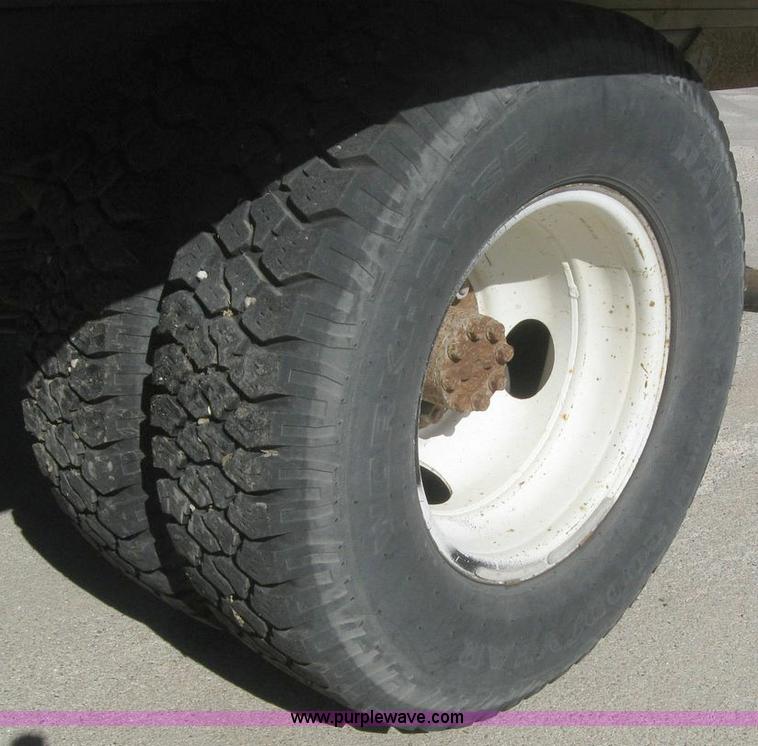 image for item 7719 1987 Chevrolet R30 Custom Deluxe box truck