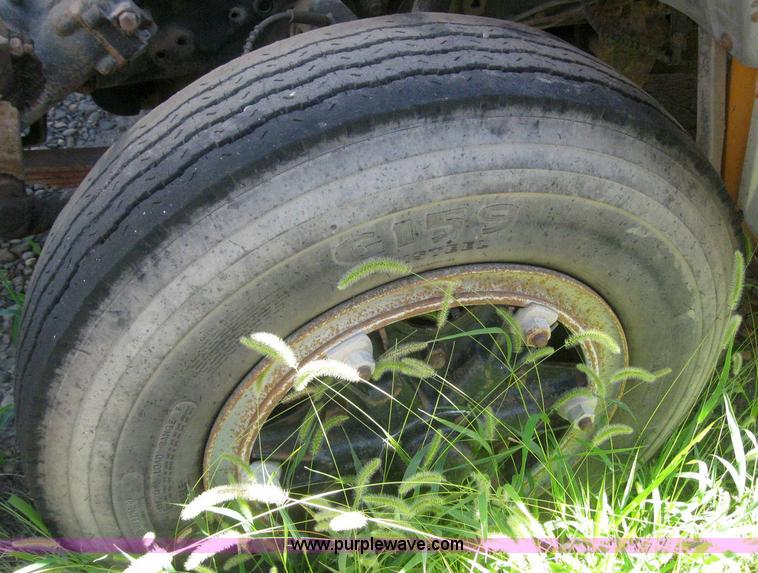 image for item 7720 1995 Ford B800 35 passenger school bus