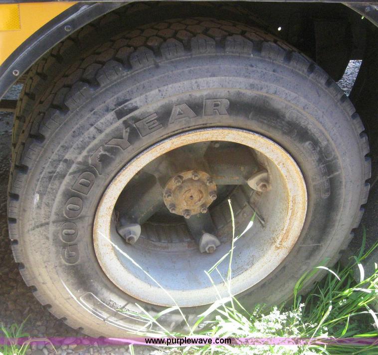 image for item 7720 1995 Ford B800 35 passenger school bus