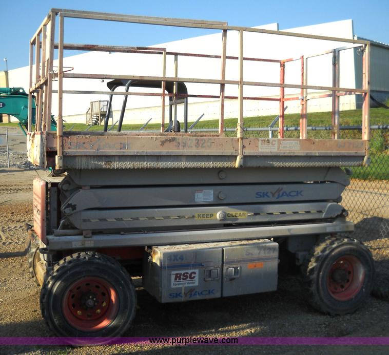 2005 Skyjack SJ7127DF scissor lift in Osage Beach, MO Item 8753 sold