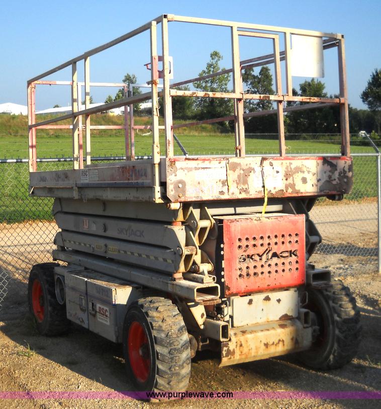 2005 Skyjack SJ7127DF scissor lift in Osage Beach, MO Item 8753 sold