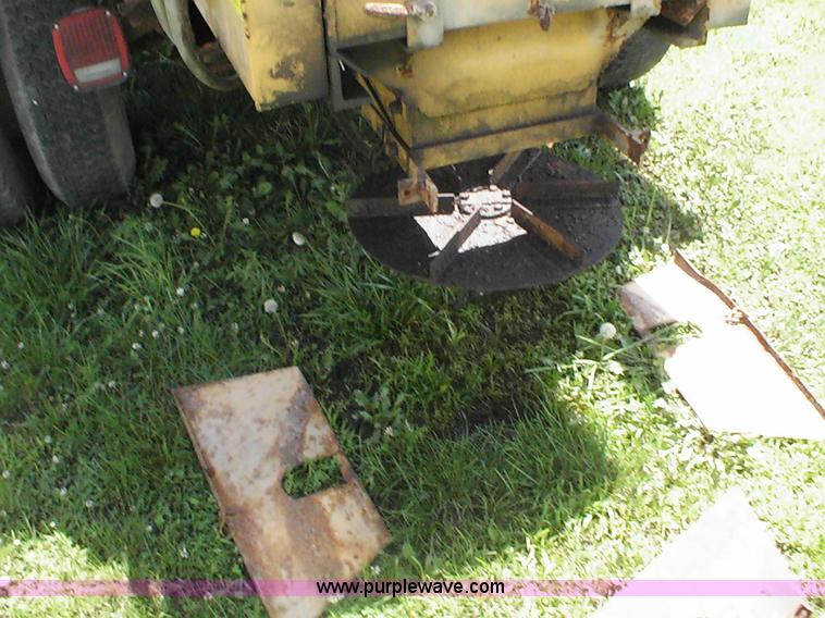 image for item 1003 1973 GMC 6000 truck