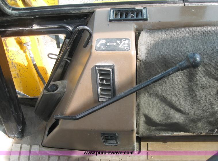 image for item 2045 1992 John Deere 310D back hoe