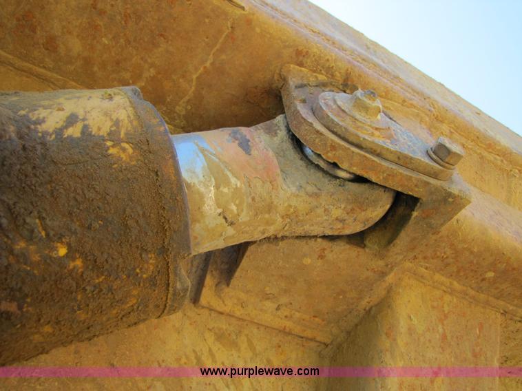 image for item 3057 1991 Caterpillar D400 6x6 dump truck